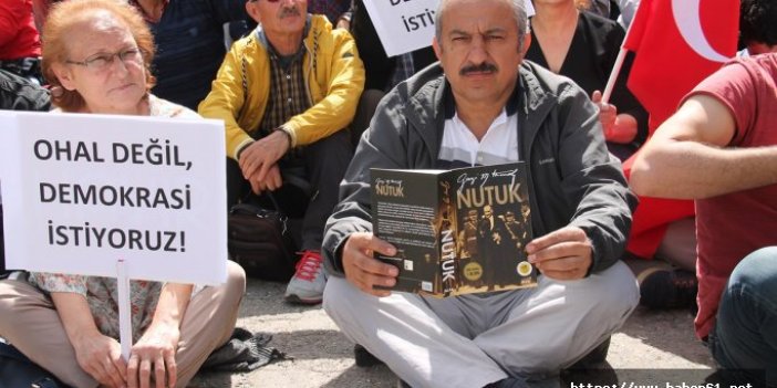 Amasya'da CHP'lilerden OHAL'e karşı oturma eylemi  