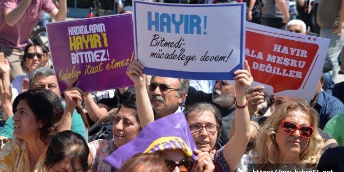 Adana'da CHP'lilerden OHAL'e karşı oturma eylemi