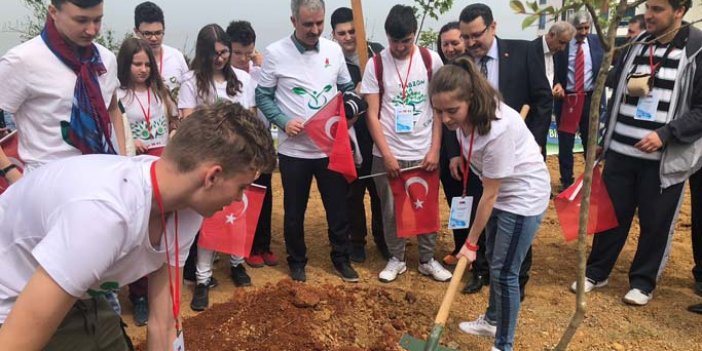 Romanya ve Polanya'dan Trabzon'a gelen öğrenciler fidan dikti