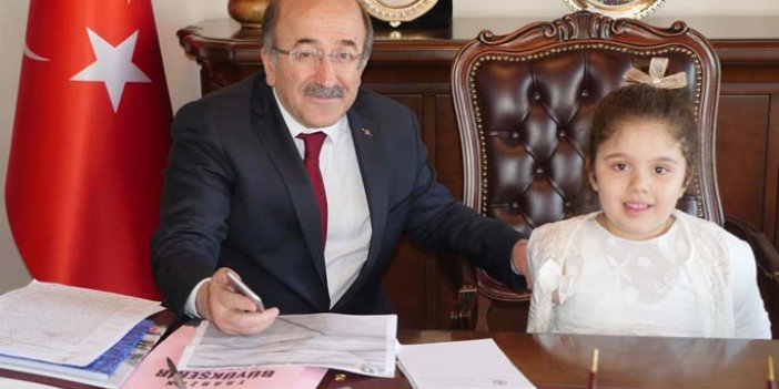 Başkan Gümrükçüoğlu koltuğunu devretti