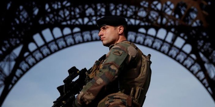 Fransa zorunlu askerliğe geçiyor!