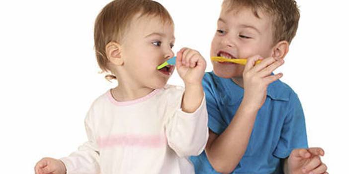 Çocuklar ne zaman diş fırçası ve macunu kullanmaya başlamalı