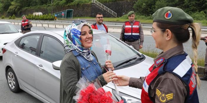 Jandarmadan annelere çiçekli kutlama
