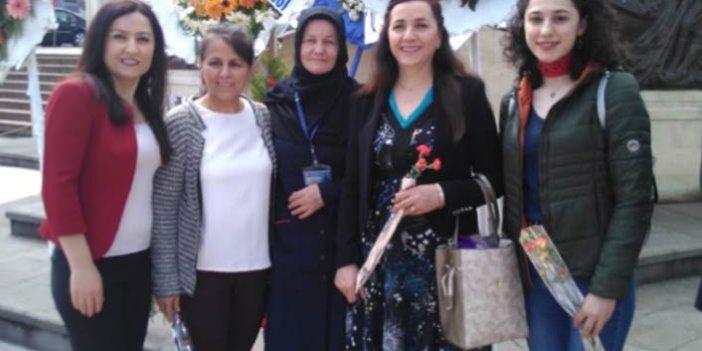 Trabzon'da hemşirelerden Atatürk Anıtına çelenk