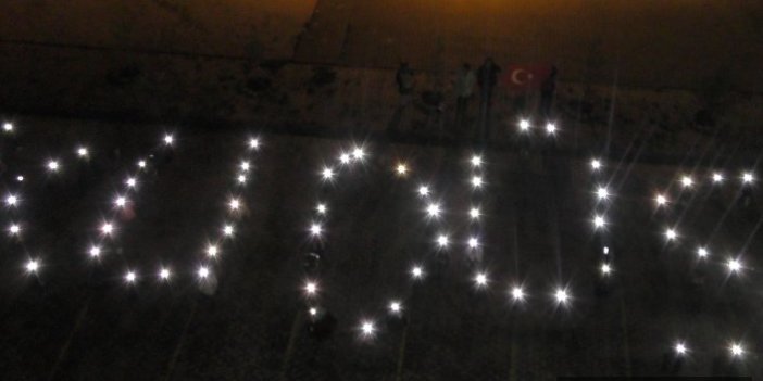 Işıklarla Kudüs yazısı yazarak İsrail'i protesto ettiler 