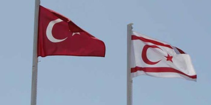 Türkiye ve KKTC bayraklarını indirmek isteyen 2 kişi yakalandı