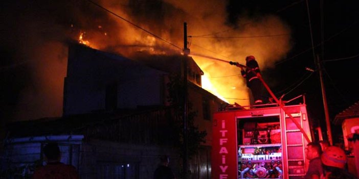 Yangın, bayramda 3 aileyi evsiz bıraktı