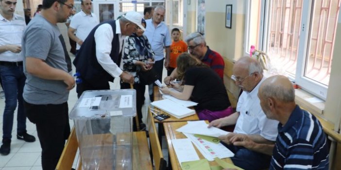 Samsun'da vatandaşlar oy kullanmaya başladı