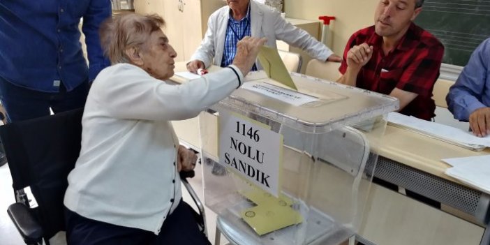 Ankara'da oy kullanma işlemi başladı