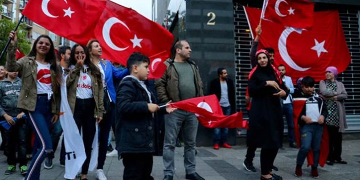 Hollanda'dan Türkler'e skandal yasak