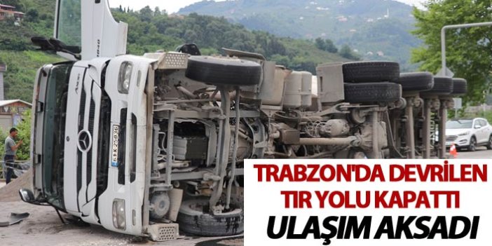 Trabzon'da devrilen tır yolu kapattı