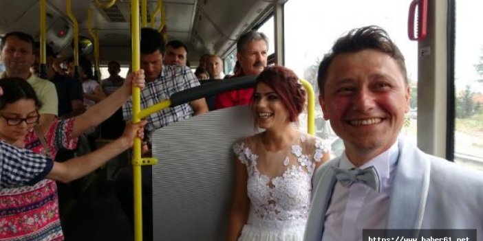 Düğünlerine belediye otobüsü ile giden çift ilgi odağı oldu