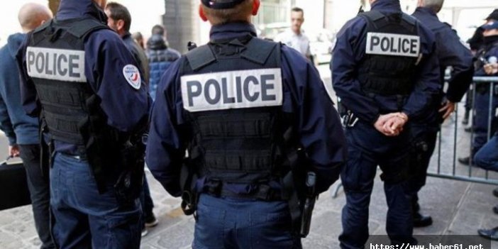 Fransa'da Polis bar sahibine ayaklarını öptürdü
