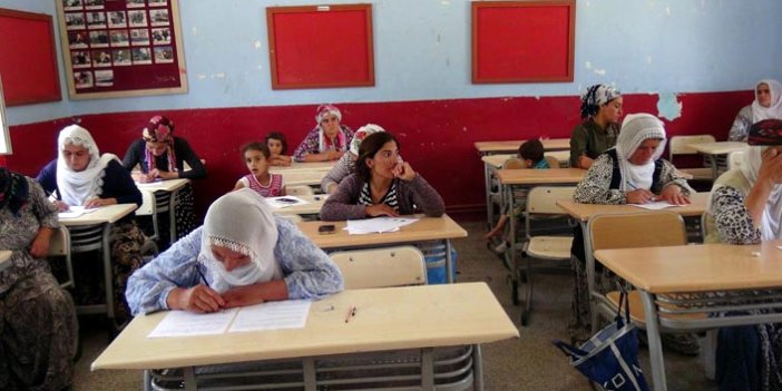 5 çocuğu doktor, öğretmen ve hemşire olan anne okuma yazma kursunda