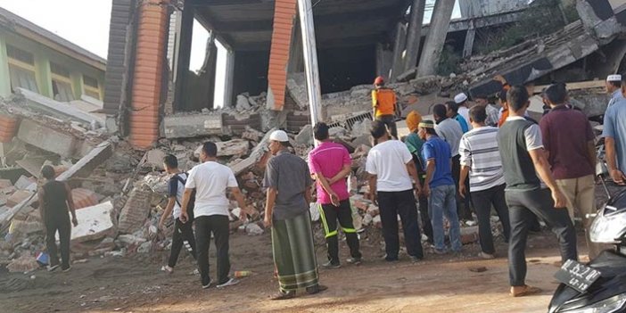 Endonezya'daki depremde ölü sayısı 460'a yükseldi
