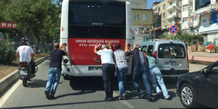 Yolda kalan halk otobüsünü yolcular itti