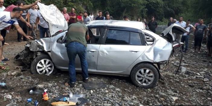 Ordu'da şarampole yuvarlanan araçta 1 kişi öldü 4 kişi yaralandı.