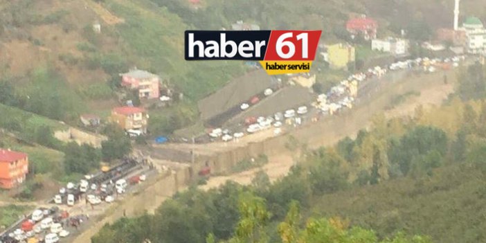 Trabzon'da heyelan yol kapattı!