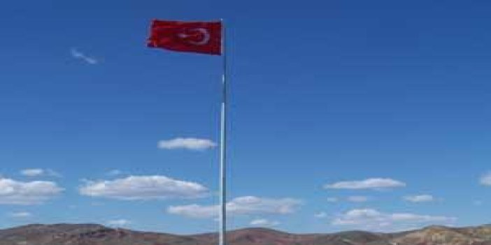 Dev Türk Bayrağı İndirildi
