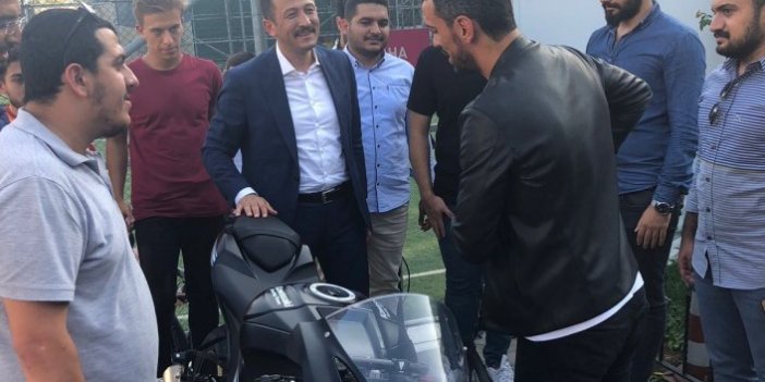 Sofuoğlu'nun motosikletini 10 kişi zor taşıdı