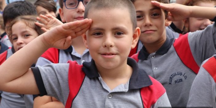 İstiklal Marşı sırasında asker selamı veren çocuğun hayali asker olmak