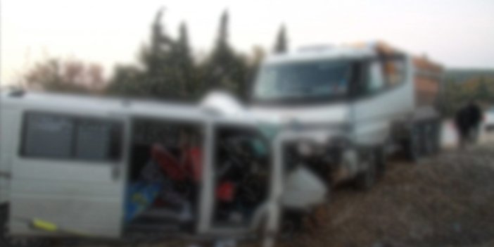 Minibüs şoförü kamyonun altında kalarak hayatını kaybetti