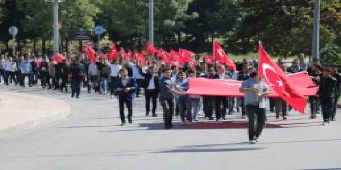 Üniversite öğrencilerinden 'Bayrak Yürüyüşü' 