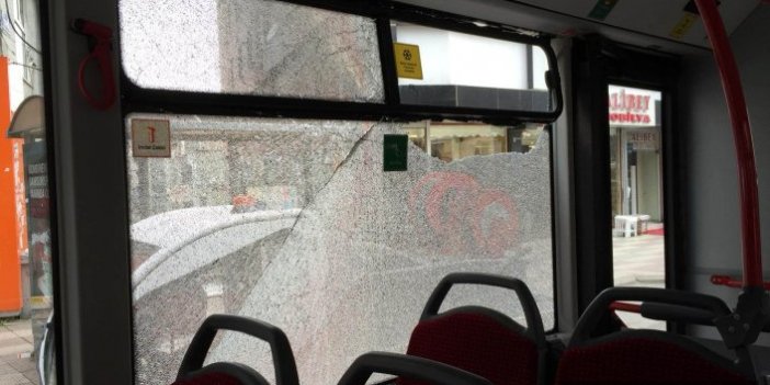 İki grup kavga etti zararı belediye otobüsü gördü