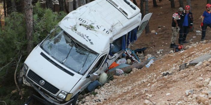 Yolcu minibüsü şarampole uçtu: 1 ölü, 11 yaralı