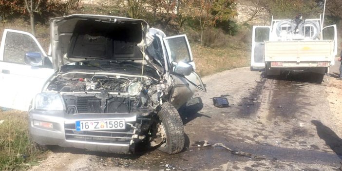 Bursa'da 2 kamyonet çarpıştı