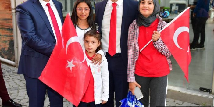 Ünye'de vatandaşlara bayrak dağıtıldı 
