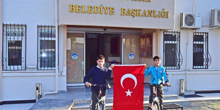 Türk Bayrağını öpen çocuklar konuştu: " Bayrağımız herşeyimizdir."