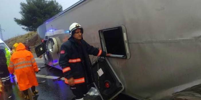 Mersin'in Tarsus ilçesinde Yolcu otobüsü devrildi: 20 yaralı