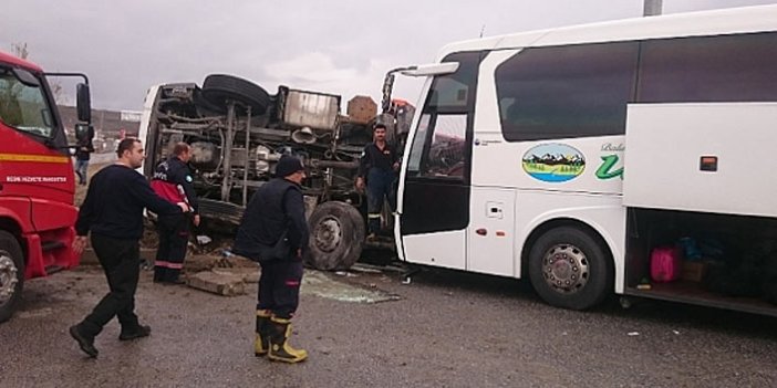 Yolcu otobüsü ile kamyon çarpıştı: 17 yaralı