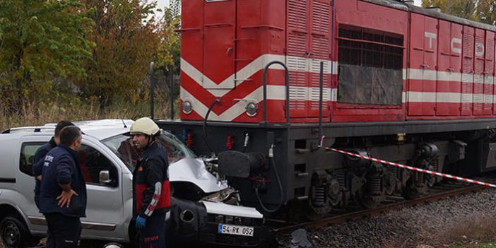Otomobil, yolcu trenin altında kaldı