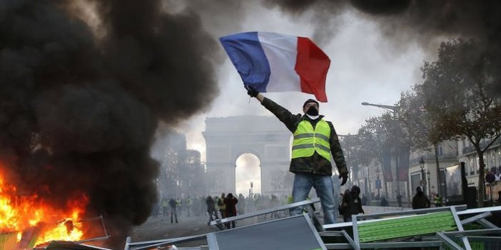 Fransa yine sokakta: Polis biber gazıyla müdahale ediyor!