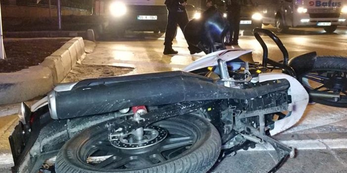 Tıra çarpan motosikletli ölümden döndü