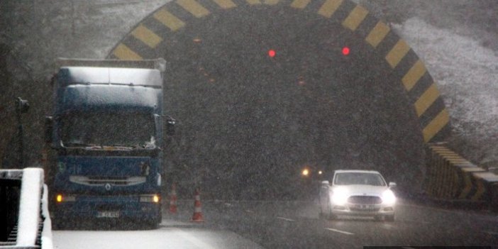Bolu Dağı'nda trafiğe kar engeli