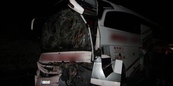 Yolcu otobüsü kamyona çarptı: 9 yaralı