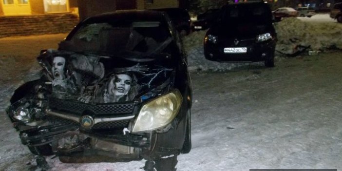 Rusya'da bir araç sürücüsü buzlu yolda belediye başkanına çarptı