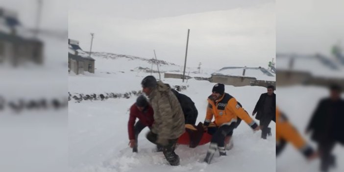Ağrı'da karın yolları kapatmasıyla hasta helikopterle kurtarıldı