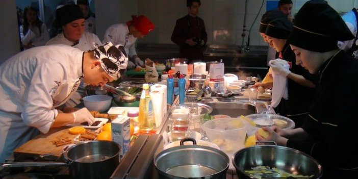 9 ilin öğrencileri en güzel yöresel yemeği yapmak için yarıştı 