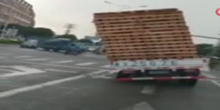 Aşırı yüklenen kamyon böyle devrildi