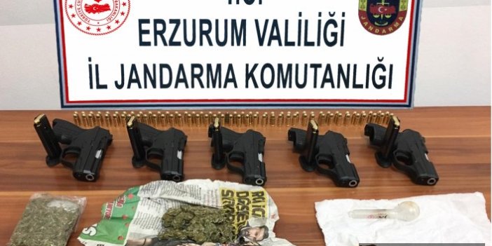 Trabzon'dan aldıkları silah ve uyuşturucu ile Erzurum'da yakalandılar