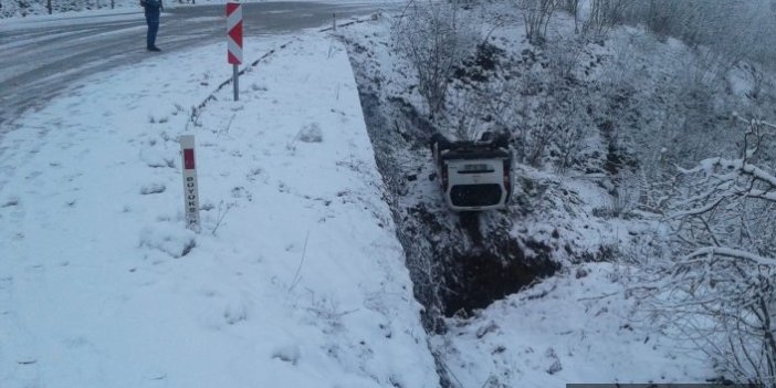  Buzlu yolda kayan araç devrildi: 4 yaralı 