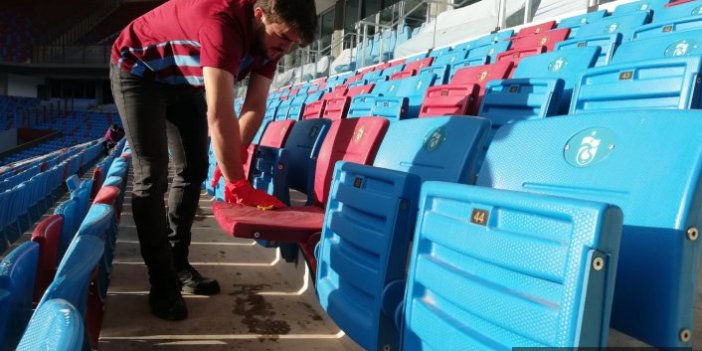 Üniversiteli öğrenciler Akyazı Stadı’nı temizlediler