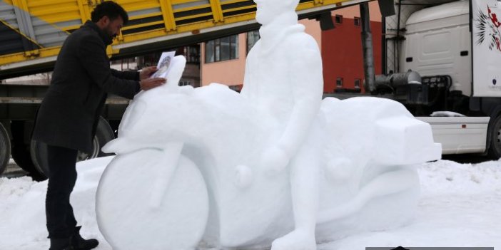 Kerata ile kardan heykeller yapıyor 