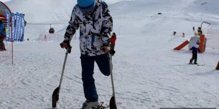Tek bacağı ile kayak yapan genç, azmiyle engellilere örnek oluyor