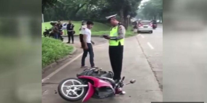 Trafik cezasına kızdı, motosikletini parçaladı