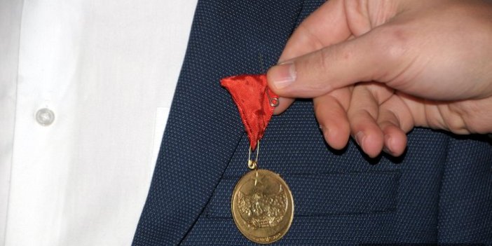 99 yıl sonra gelen istiklal madalyasını torunu aldı